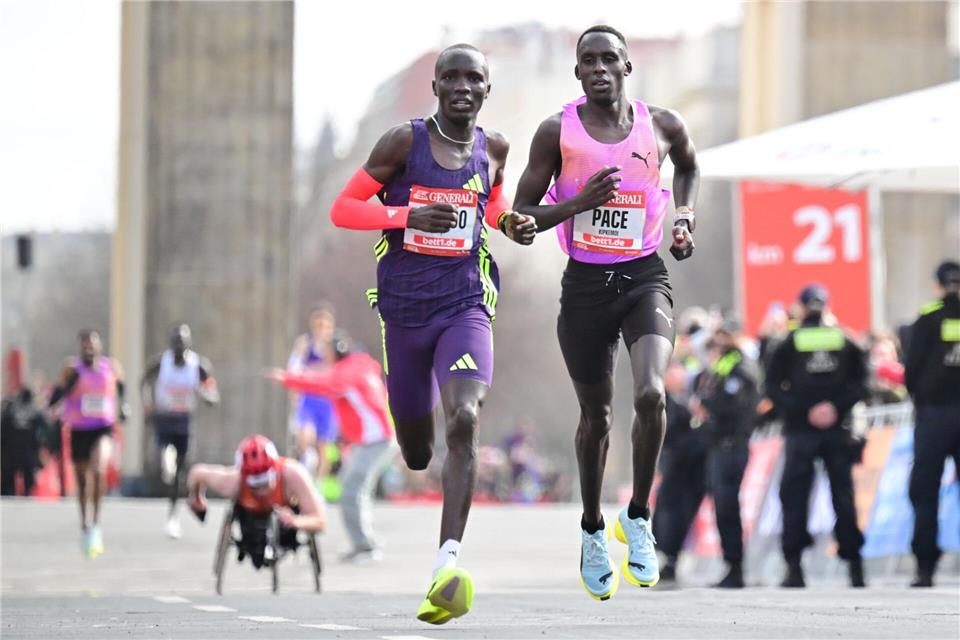 Dennis Kipkemoi (r) gewann den Halbmarathon in Mainz. (Archivbild)Sebastian Christoph Gollnow/dpa