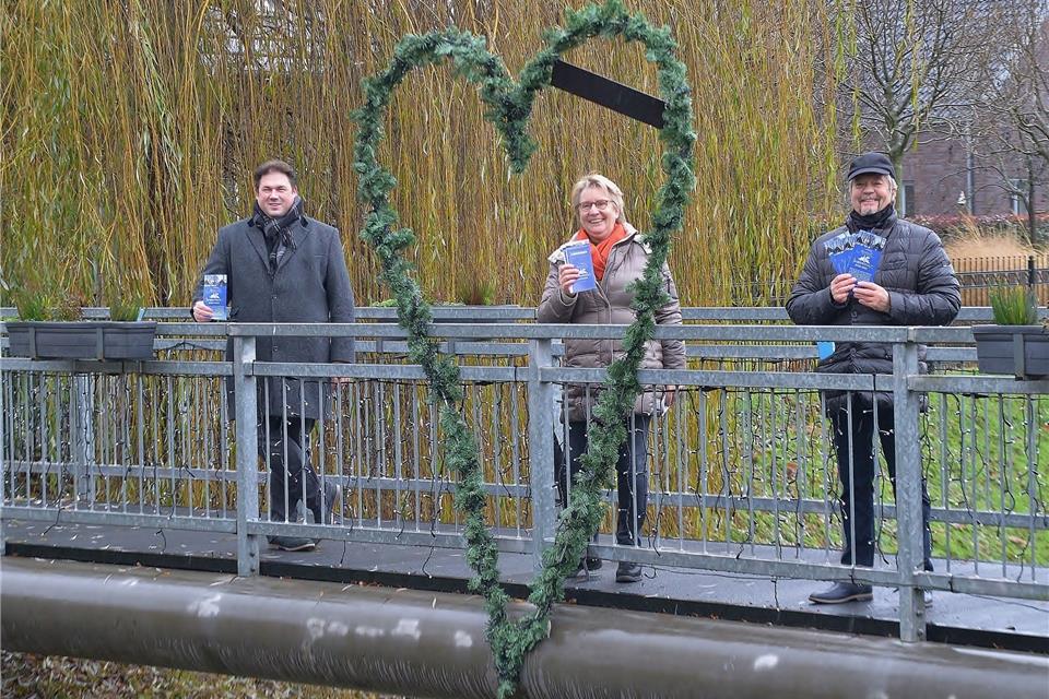 Dennis Krumme, Dorothea Hartmann und Wolfgang Kawula (v. l.) präsentieren das Angebot.