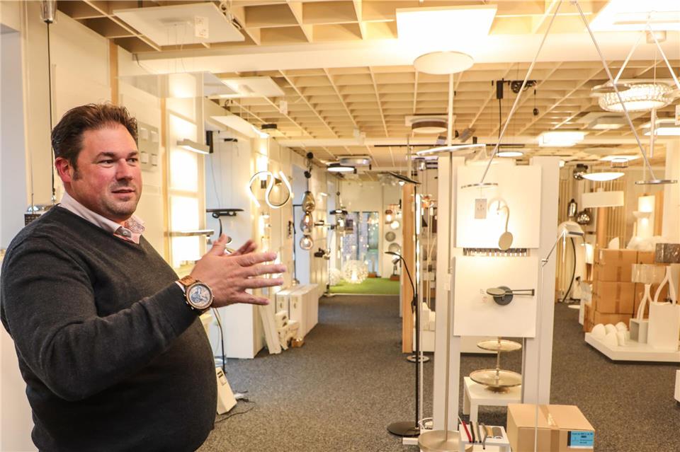 Dennis Krumme erläutert in seinem Geschäft „Leuchten zur Scheune“ in Marienthal den Wandel im Lichtgeschäft.