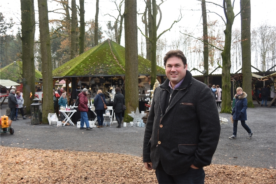 Dennis Krumme ist Gastgeber und Organisator des Waldweihnachtsmarktes in Nordvelen. Ihn lassen die Diskussionen über seine Eintrittspreise, die im Internet geführt werden, recht kalt.
