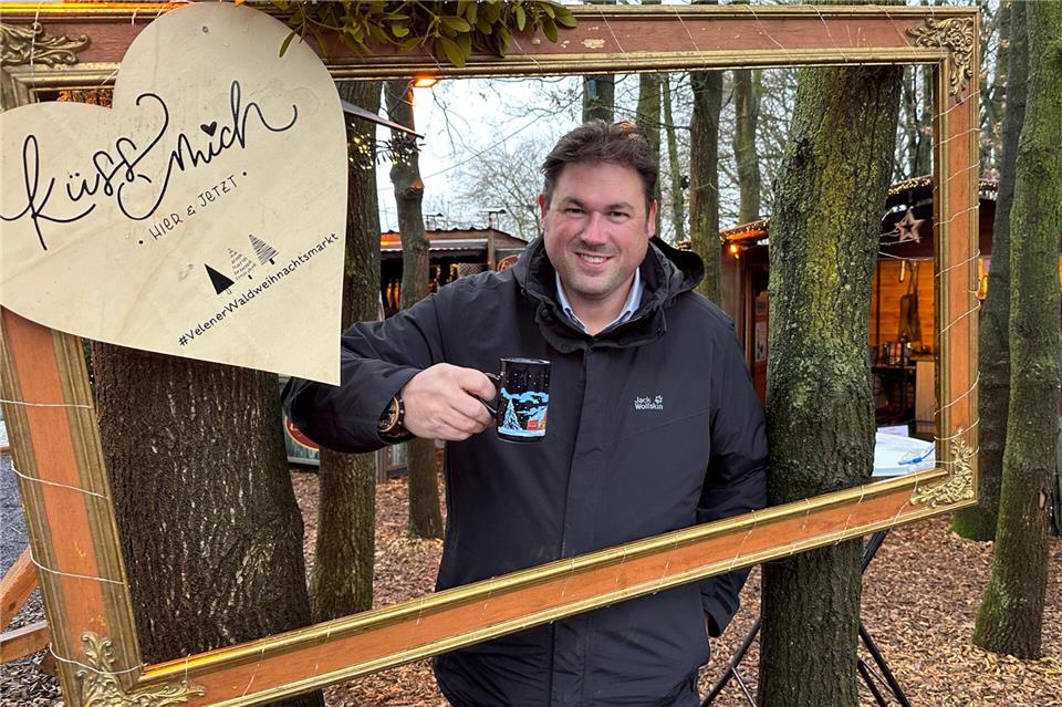 Dennis Krumme ist für den Waldweihnachtsmarkt auf dem heimischen Hof verantwortlich.