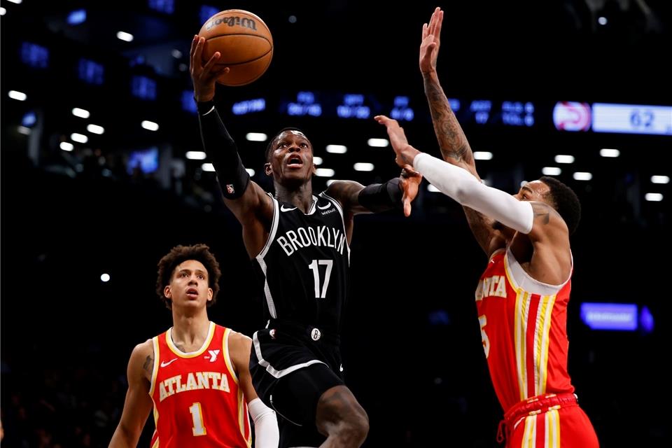 Dennis Schröder (M) und die Brooklyn Nets besiegten erneut die Atlanta Hawks.
