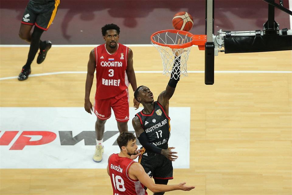 Dennis Schröder (M) und die deutschen Basketballer haben den Supercup gewonnen.Matthias Stickel/dpa