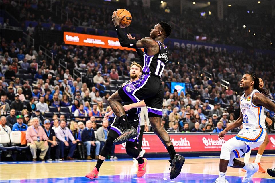 NBA: Hartenstein und Thunder besiegen Schröders Kings Dennis Schröder erlebte einen ruhigen Abend.Gerald Leong/AP/dpa