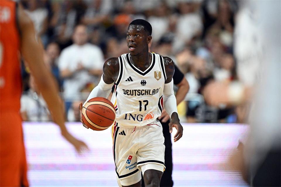 Dennis Schröder führte das deutsche Team gegen die Niederlande an.Federico Gambarini/dpa