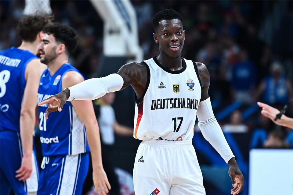Dennis Schröder gibt bei den deutschen Basketballern die Richtung vor.Stefanos Kyriazis/LiveMedia-IPA/ZUMA Press Wire/dpa