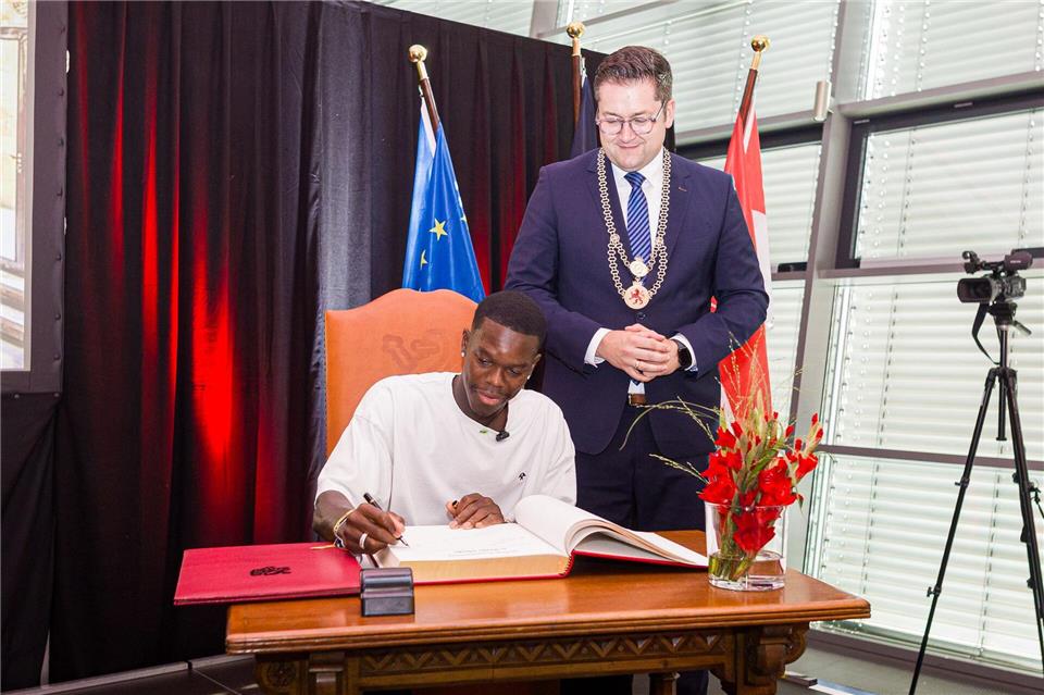 Dennis Schröder hat sich nun schon mehrmals ins Goldende Buch der Stadt Braunschweig eingetragen. Moritz Frankenberg/dpa