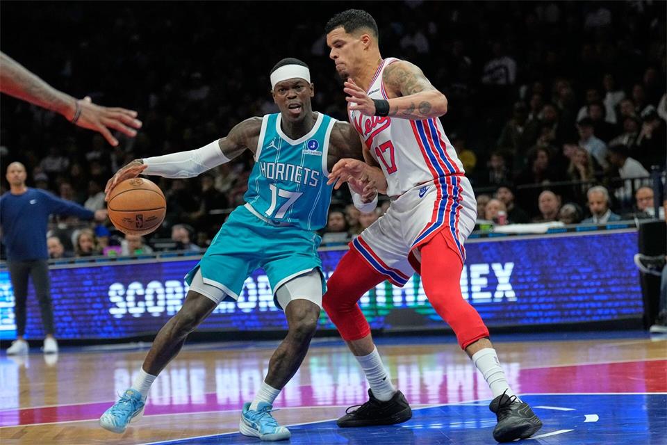 Dennis Schröder (l.) feierte ein erfolgreiches Debüt für sein neues Team.Seth Wenig/AP/dpa