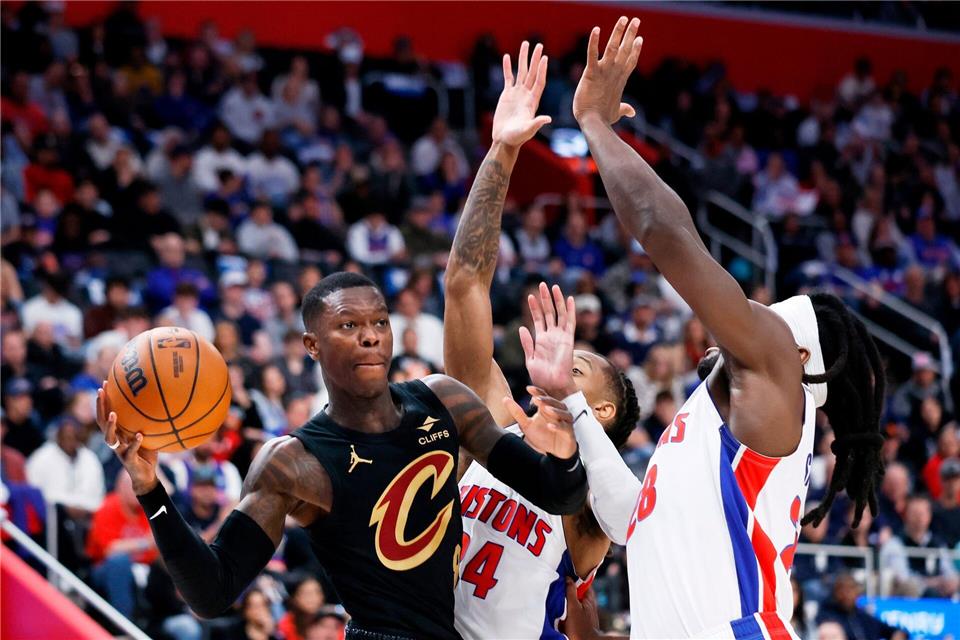 Dennis Schröder (l.) glänzte gegen Detroit als Vorbereiter.Duane Burleson/AP/dpa