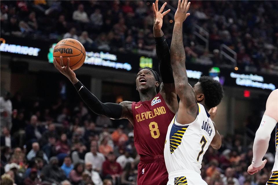 Dennis Schröder (l.) kam für Cleveland auf sechs Punkte.Sue Ogrocki/AP/dpa