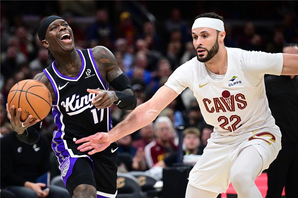 Dennis Schröder (l.) kam in Cleveland auf 21 Punkte.David Dermer/AP/dpa