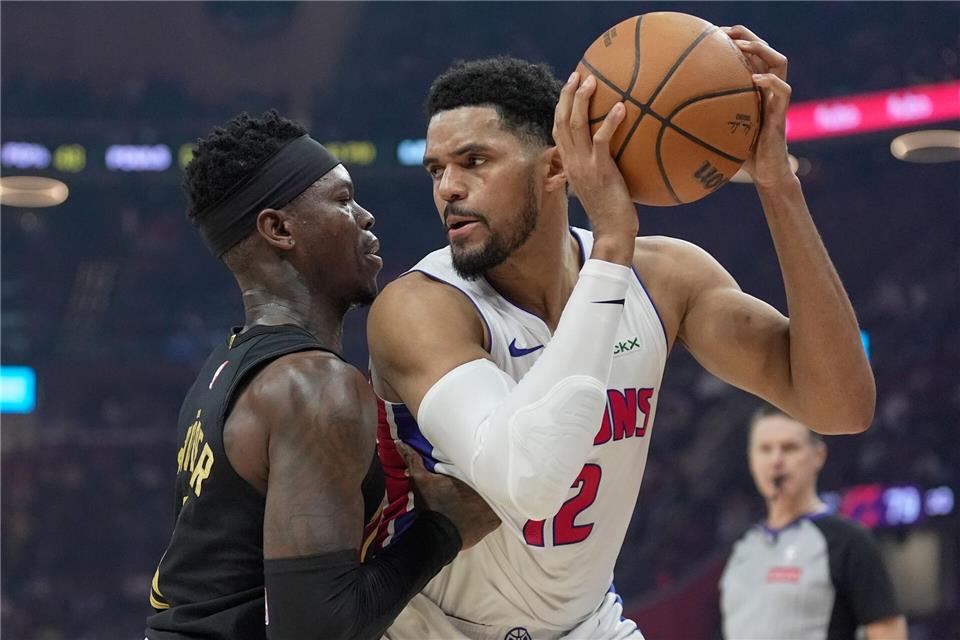 Dennis Schröder (l.) lieferte gegen sein Ex-Team eine starke Vorstellung.Sue Ogrocki/AP/dpa