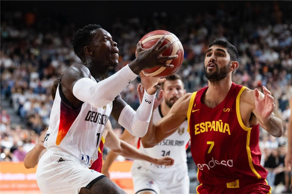 Dennis Schröder (l) peilte mit Deutschlands Basketballern den nächsten Titel an. (Archivbild)Marius Becker/dpa