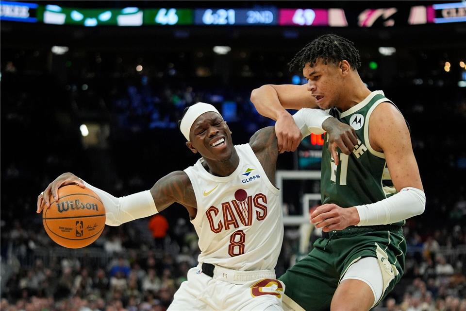 Dennis Schröder (l) stand bei Cleveland in der Startformation.Aaron Gash/AP/dpa
