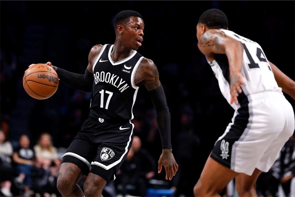 Dennis Schröder (l) war erst vor Kurzem zu den Nets gewechselt.