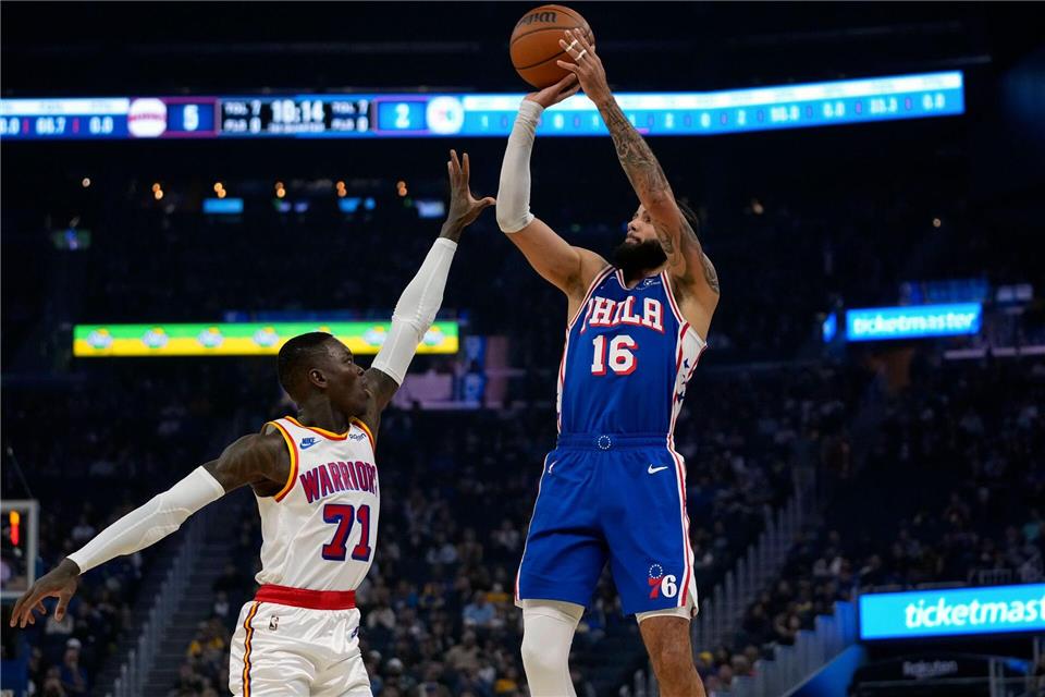 Dennis Schröder (links) durfte mit den Warriors mal wieder jubeln.Godofredo A. Vásquez/AP/dpa