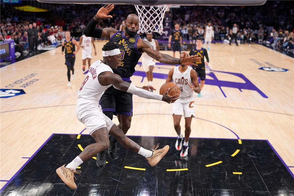 Dennis Schröder (links) hatte einen guten Start, baute dann aber ab gegen die Lakers.Mark J. Terrill/AP/dpa