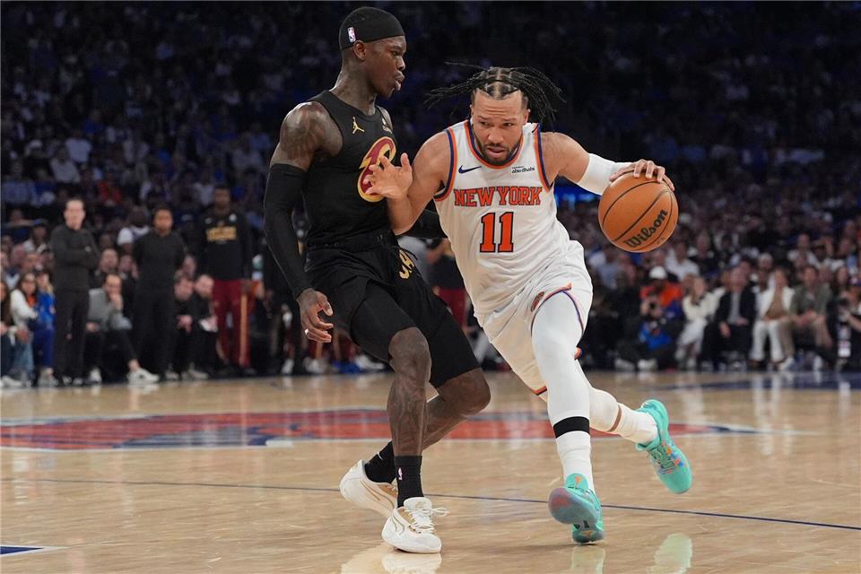 Dennis Schröder (links) von den Cleveland Cavaliers erzielte in Spiel zwei gegen die New York Knicks von der Bank aus vier Punkte.Seth Wenig/AP/dpa