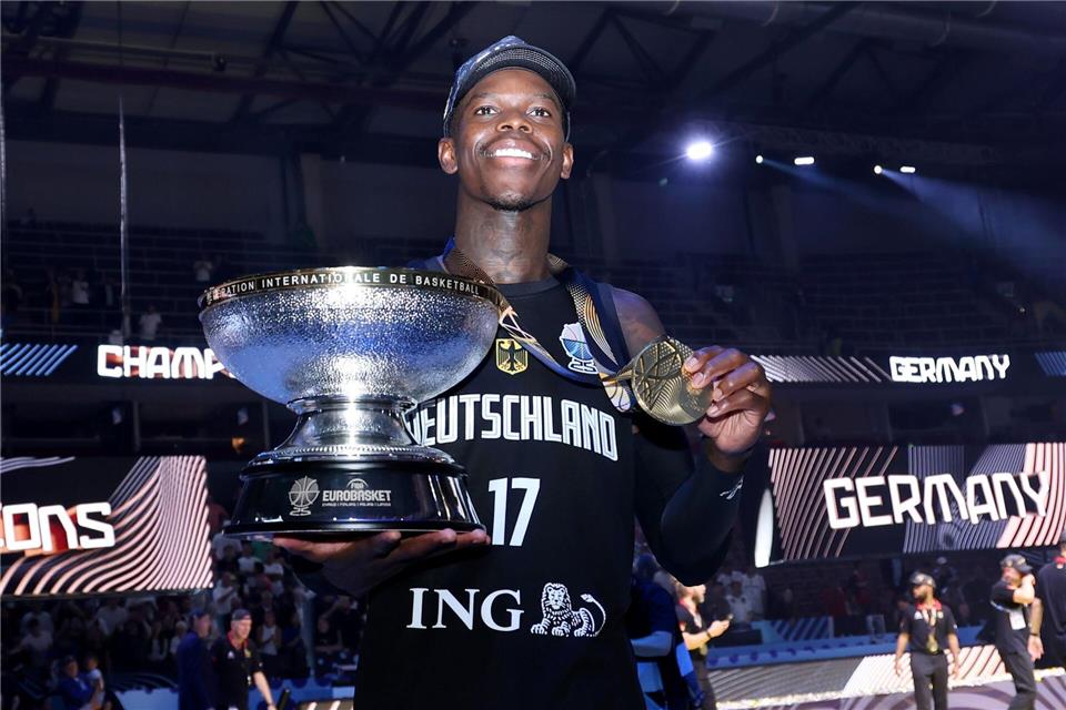 Dennis Schröder mit Pokal und Goldmedaille.Matthias Stickel/dpa