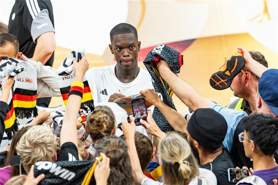 Dennis Schröder nimmt seinen erneuten Clubwechsel entspannt. (Archivbild)Daniel Löb/dpa