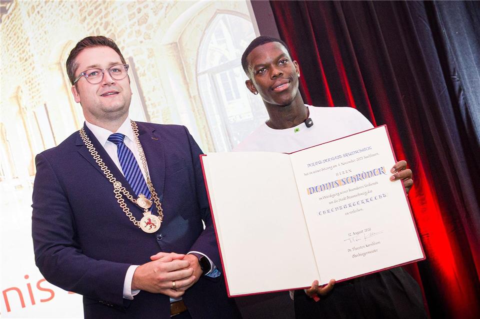 Dennis Schröder (r) erhielt am vergangenen Mittwoch die nächste Auszeichnung. (Archivbild)Moritz Frankenberg/dpa