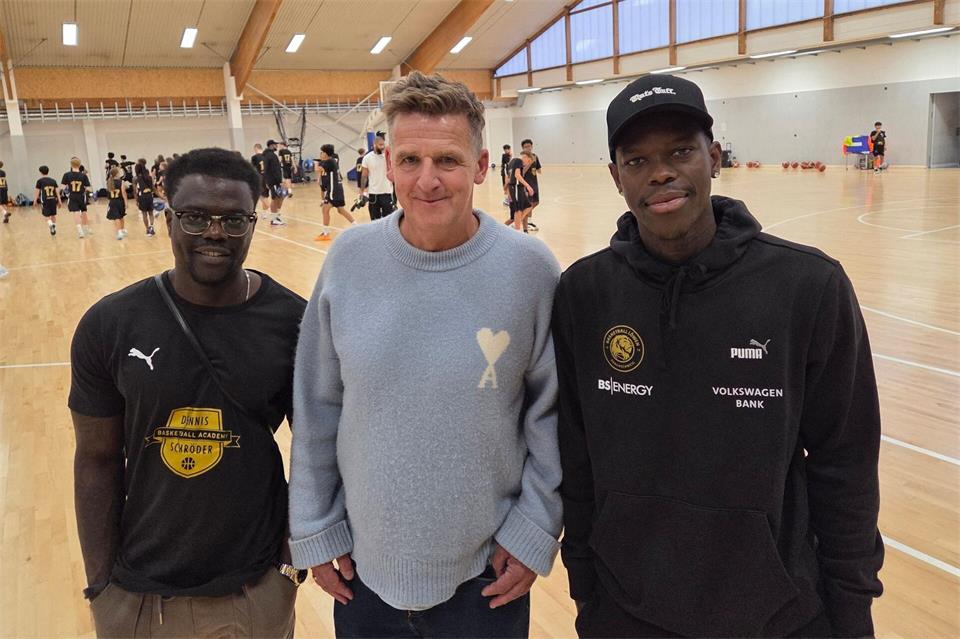 Dennis Schröder (r) freut sich immer noch auf die NBA und will mit Partnern wie dem früheren Handball-Nationalspieler Mannhard Bech (m) Kinder für den Sport begeistern. Christian Brahmann/dpa