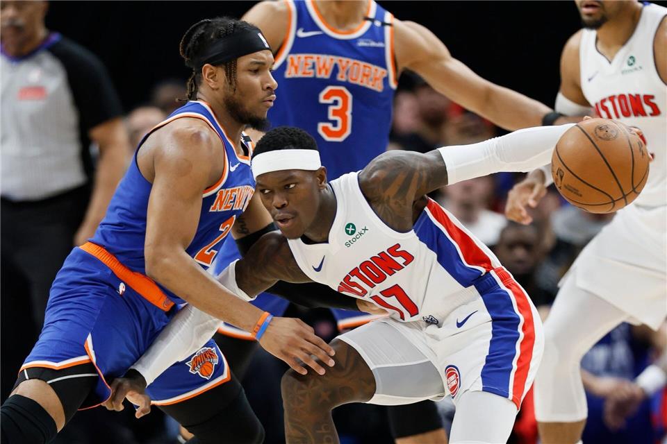 Dennis Schröder (r.) half Detroit nach seinem Wechsel im Februar erst zum Erreichen der Playoffs.Duane Burleson/AP/dpa