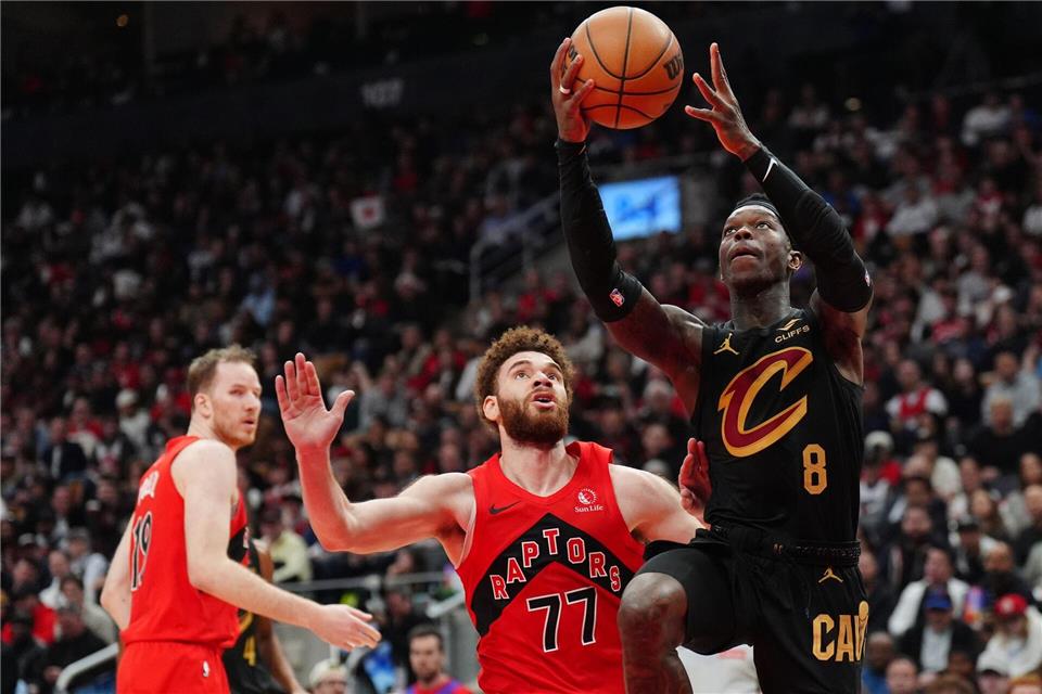 Dennis Schröder (r.) kam für die Cleveland Cavaliers in Toronto wieder von der Bank.Frank Gunn/The Canadian Press/AP/dpa