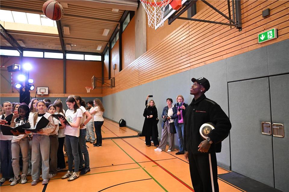 Titelträger mit Tränen - Tausende Fans feiern Schröder Dennis Schröder (r) kehrte in Braunschweig zu den Wurzeln seiner Basketball-Karriere zurück.Shireen Broszies/dpa