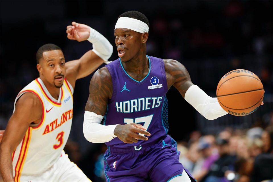 Dennis Schröder (r.) tat sich gegen sein Ex-Team aus Atlanta schwer.Nell Redmond/AP/dpa