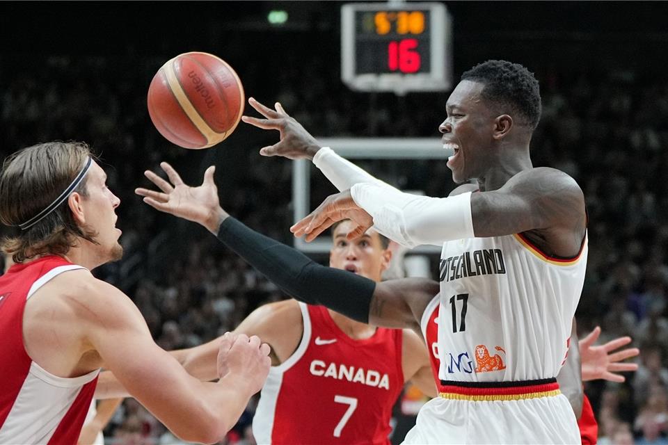 Dennis Schröder (r) trifft mit dem DBB-Team erneut auf Kanada.
