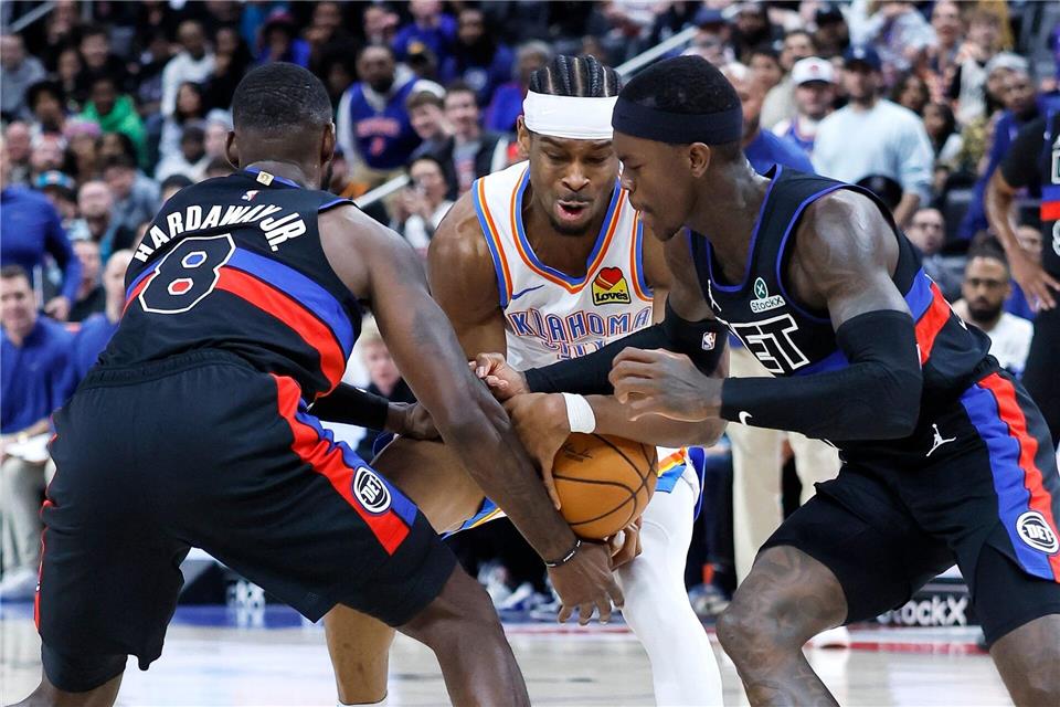 Dennis Schröder (r.) überzeugte, doch Shai Gilgeous-Alexander (m.) überragte beim Sieg der Thunder bei den Pistons.Duane Burleson/AP/dpa