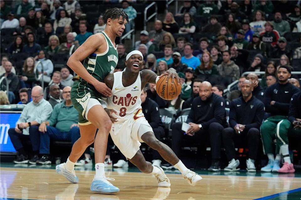 Dennis Schröder (rechts) holte mit den Cavaliers einen hart erkämpften Sieg gegen Milwaukee.Aaron Gash/AP/dpa