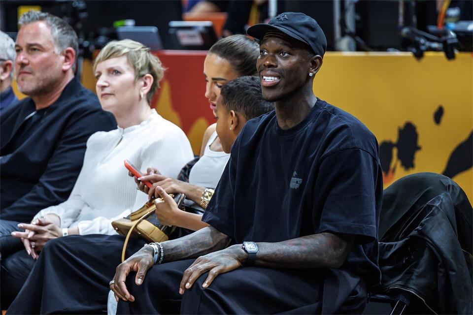 Dennis Schröder sah eine starke Leistung der deutschen Basketballerinnen.Andreas Gora/dpa