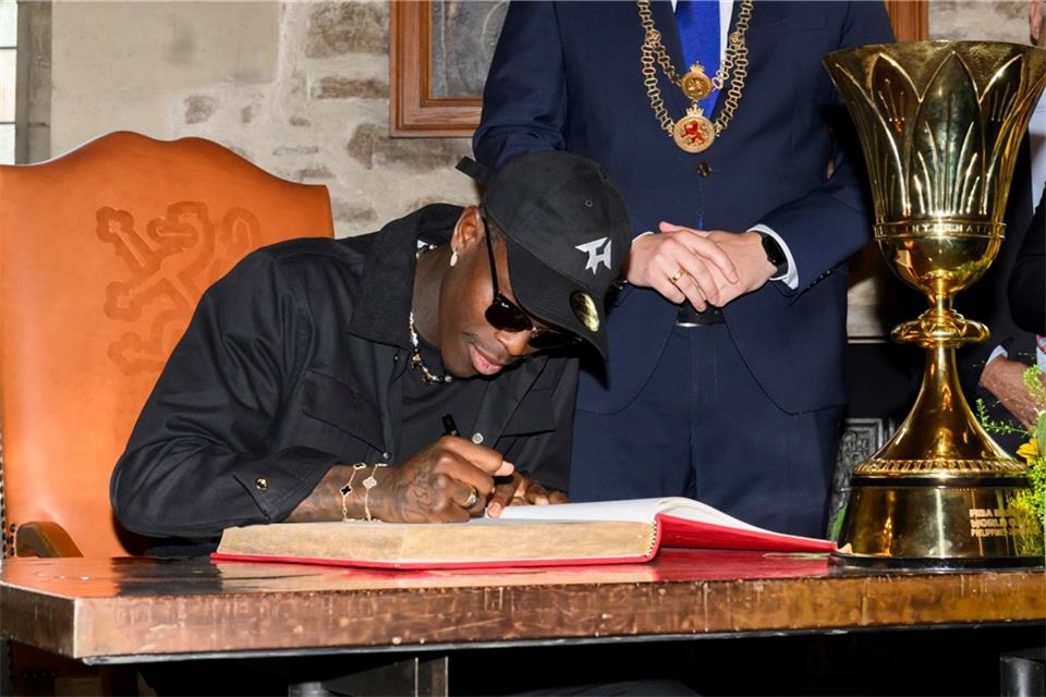 Dennis Schröder trägt sich in das goldene 
Buch der Stadt Braunschweig ein.