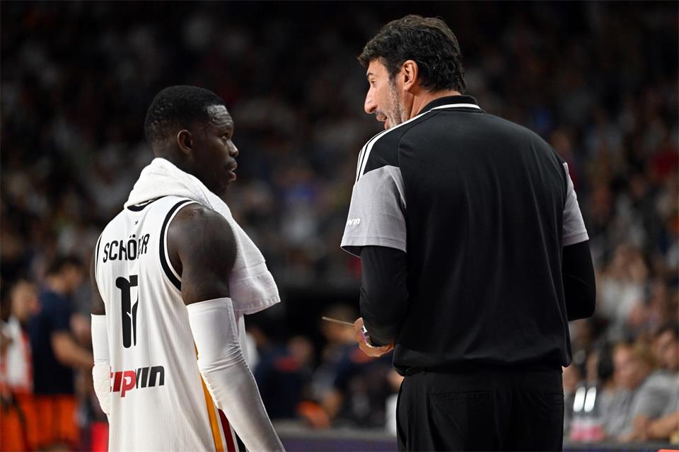 Dennis Schröder und Alex Mumbrú konnten nach dem nächsten Sieg zufrieden sein.Federico Gambarini/dpa