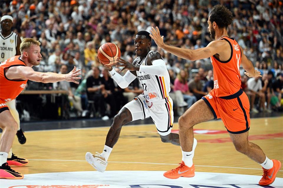 Dennis Schröder und Co. können bereits für die WM planen.Federico Gambarini/dpa
