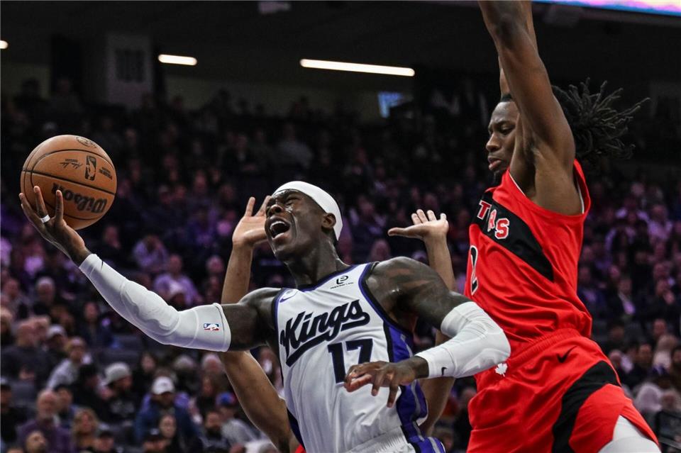 Dennis Schröder (vorne) konnte die nächste Pleite für die Kings nicht verhindern.Justine Willard/AP/dpa