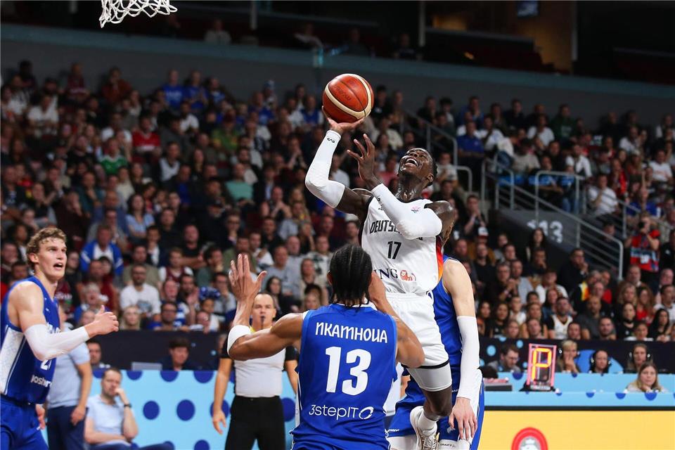 Dennis Schröder will die deutschen Basketballer auch zum EM-Titel führen.Matthias Stickel/dpa