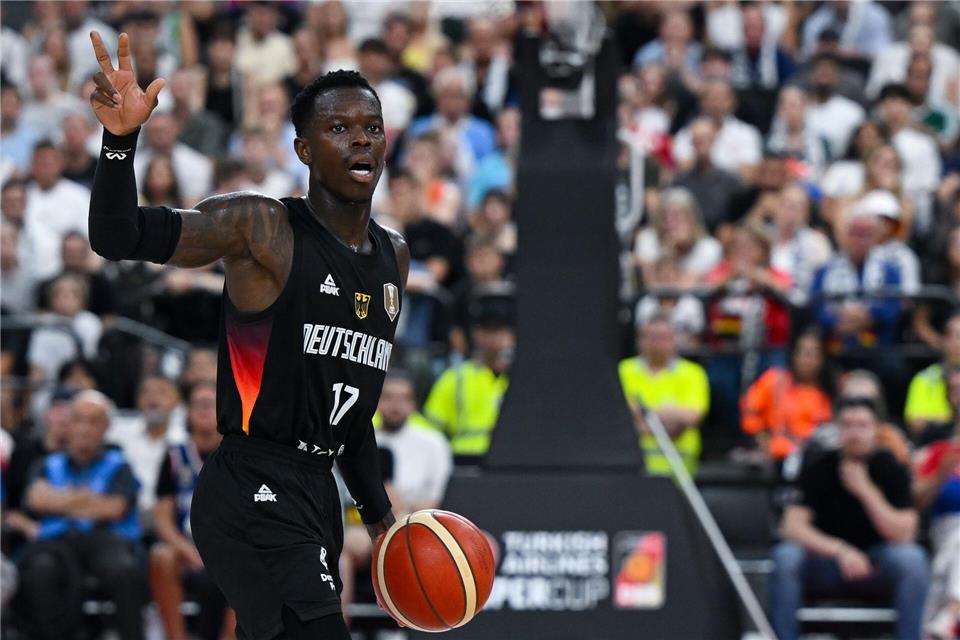 Dennis Schröder ziegt Vergleich mit Dirk Nowitzki.Sven Hoppe/dpa