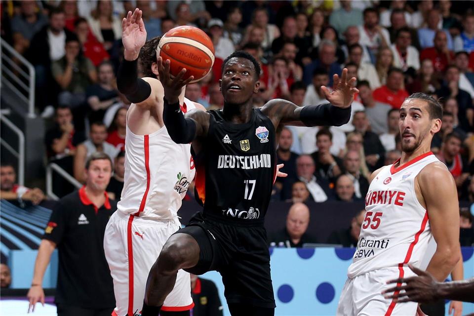 Bilder des Tages Dennis Schröder zieht gegen Cedi Osman und Kenan Sipahi aus der Türkei zum Korb.Matthias Stickel/dpa