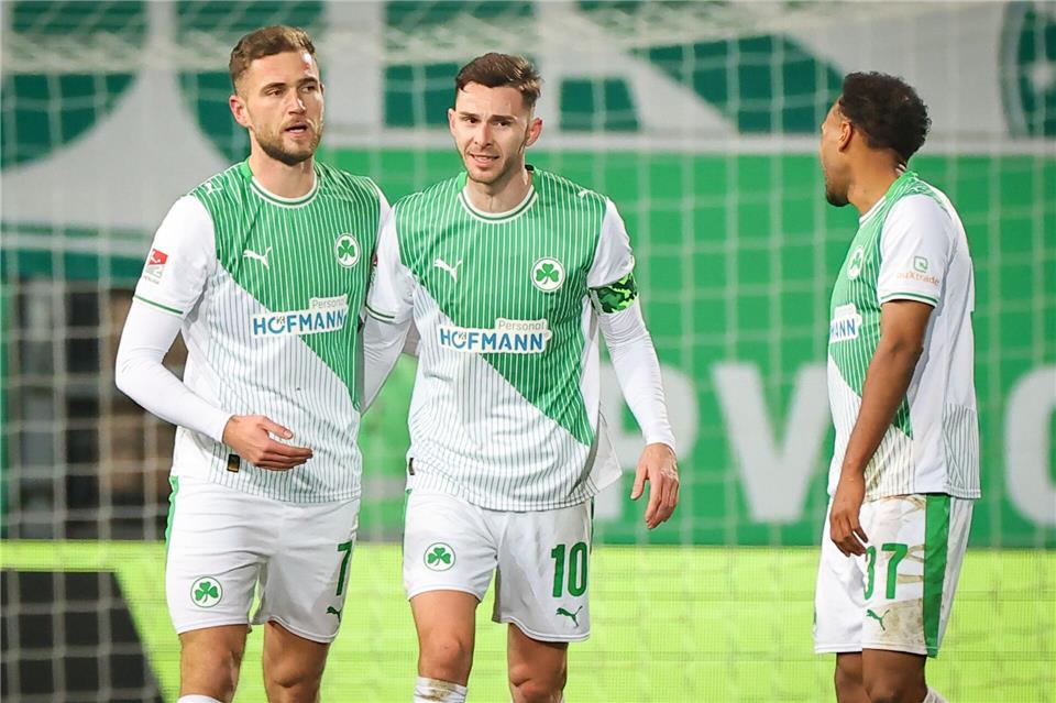 Dennis Srbeny (l) sticht als Joker der Fürther.Daniel Karmann/dpa