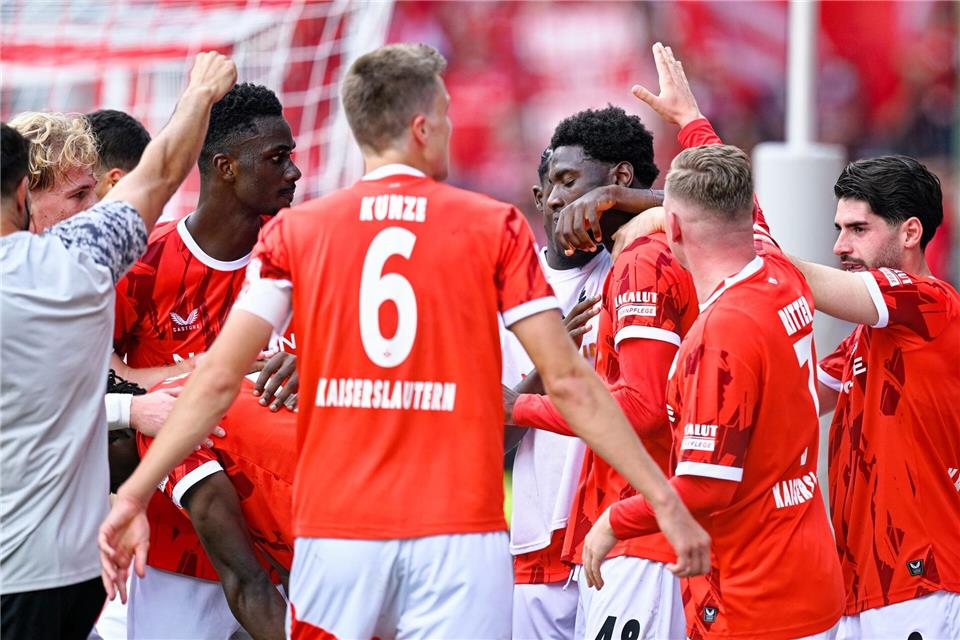 Der 1. FC Kaiserslautern bejubelt einen späten Sieg gegen Darmstadt 98.Uwe Anspach/dpa