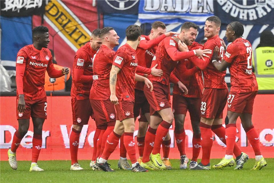 Der 1. FC Kaiserslautern hat das Zweitliga-Spiel gegen den Karlsruher SC klar für sich entschieden.Uwe Anspach/dpa
