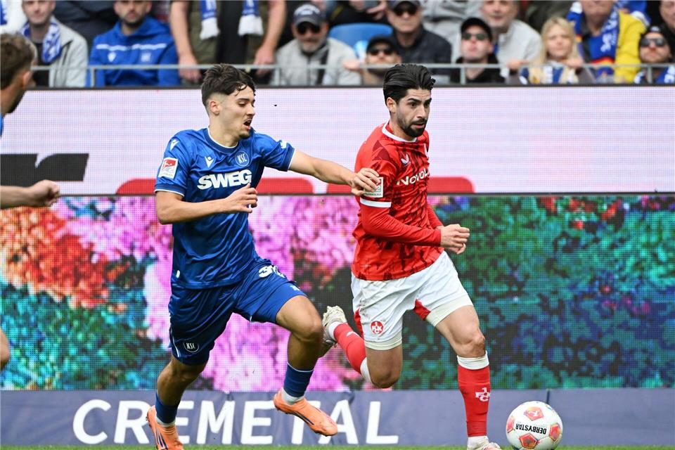 Spätes Siegtor und Krawall: FCK gewinnt Derby in Karlsruhe Der 1. FC Kaiserslautern um Semih Sahin (r) hat das Derby gegen den Karlsruher SC um Rafael Pinto Pedrosa (l) für sich entschieden.Uli Deck/dpa