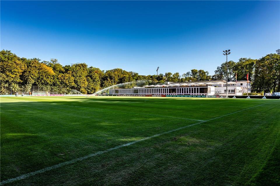 Der 1. FC Köln darf sein Trainingszentrum im Grüngürtel der Stadt ausbauen. Christian Knieps/dpa