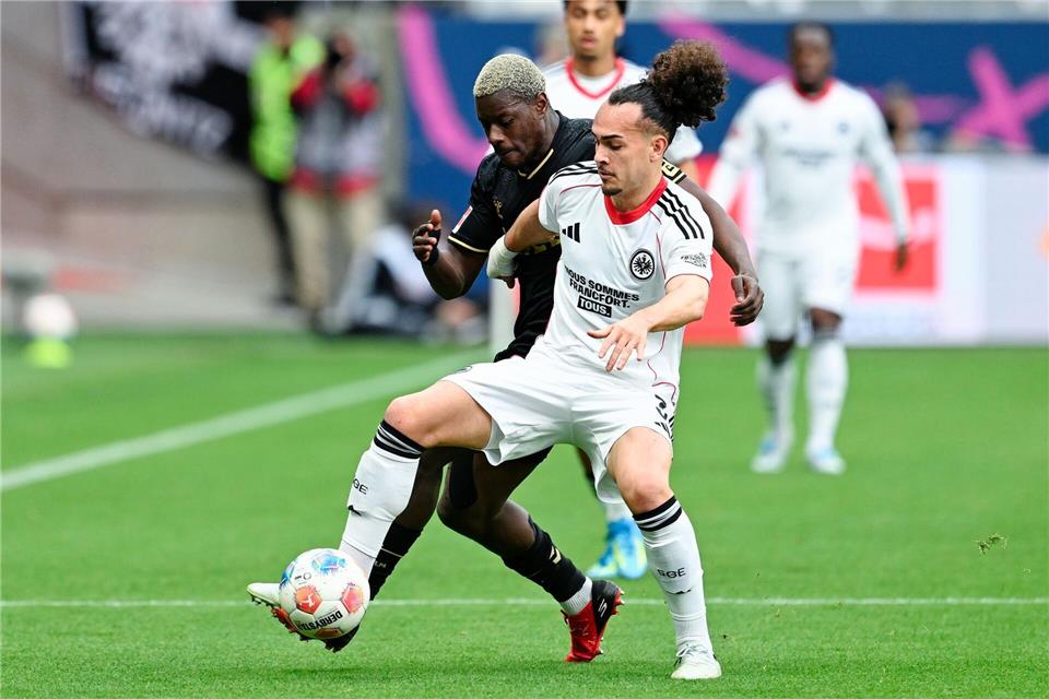 Der 1. FC Köln um Ragnar Ache (l) hatte gegen Eintracht Frankfurt um Arthur Theate früh im Spiel eine Topchance.Uwe Anspach/dpa