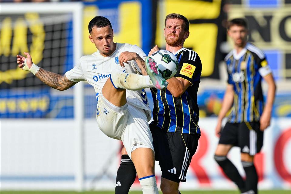 Der 1. FC Magdeburg um Falko Michel (l) setzte sich in der ersten Runde des DFB-Pokals souverän gegen den 1. FC Saarbrücken um Manuel Zeitz durch.Uwe Anspach/dpa