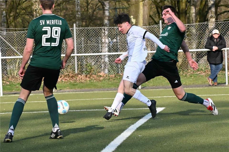 Der 1:0-Auftakt für Reken: Max Gorczyza nutzt eine Flanke von Dominik Göbel zur Führung.