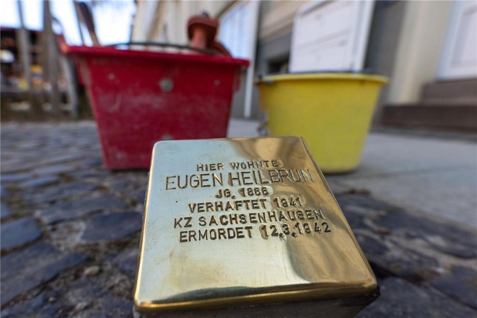 Der 100. Stolperstein in Cottbus erinnert an das Schicksal des Ingenieurs Eugen Heilbrun, der in der Stadt lebte und 1942 im Konzentrationslager Sachsenhausen ermordet wurde. Frank Hammerschmidt/dpa